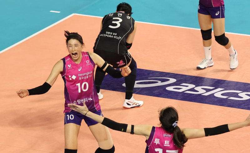 2일 오후 인천 부평구 삼산월드체육관에서 열린 프로배구 '2024-2025 도드람 V리그' 여자부 챔피언결정전 2차전, 흥국생명과 정관장의 경기에서 흥국생명 김연경 등 선수들이 세트스코어 3대2로 승리한 뒤 기뻐하고 있다. 2025.4.2/뉴스1 ⓒ News1 장수영 기자