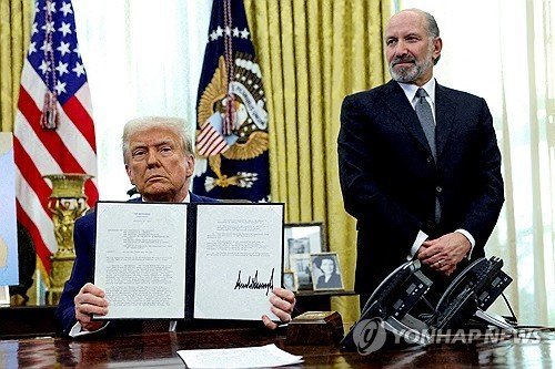 트럼프 미국 대통령(왼쪽)과 하워드 루트닉 미국 상무부 장관 (출처=연합뉴스)