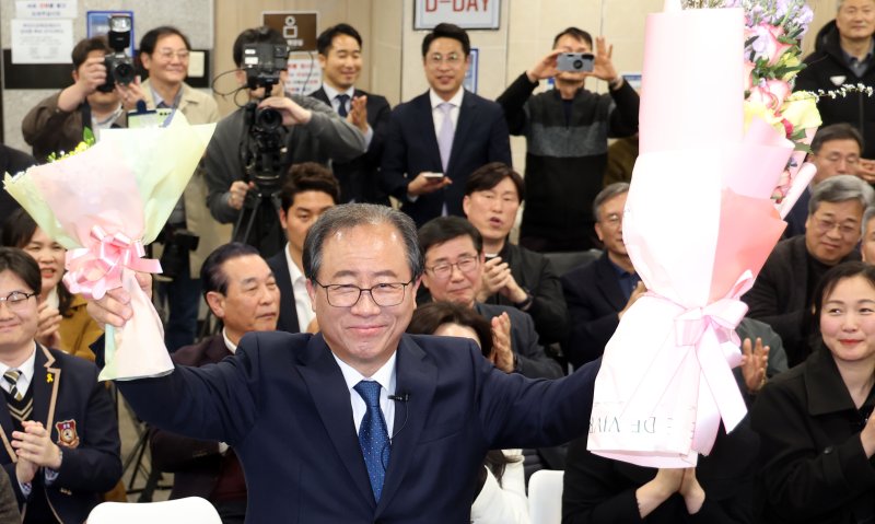 [부산=뉴시스] 하경민 기자 = 부산교육감 재선거 투표일인 2일 부산 부산진구 김석준 후보 선거사무소에서 김 후보가 당선이 유력해지자 꽃다발을 들고 지지자들에게 인사하고 있다. 2025.04.02. yulnetphoto@newsis.com