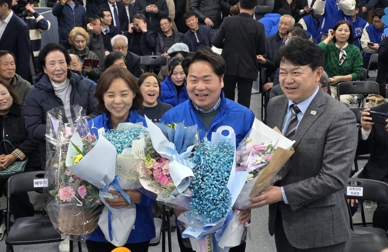 2일 실시된 아산시장 재선거에 출마한 오세현 더불어민주당 후보(오른쪽)가 당선이 확정되자 충남 아산시 모종동에 마련한 선거사무소에서 아내 윤순원 씨와 함께 기뻐하고 있다. 2025.4.3/뉴스1 ⓒ News1 이시우 기자