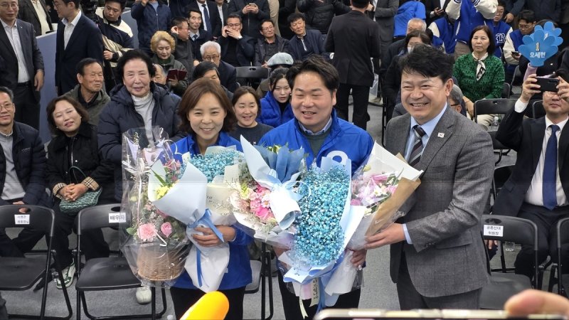 축하받는 오세현 후보(중앙) (출처=연합뉴스)