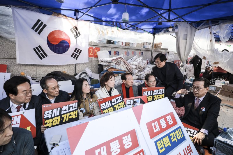 [서울=뉴시스] 정병혁 기자 = 윤석열 대통령 탄핵심판 선고일이 결정된 1일 서울 종로구 헌법재판소 앞에 설치된 천막에서 나경원 국민의힘 의원을 비롯한 국민의힘 의원들과 석동현 변호사가 대화를 나누고 있다. 2025.04.01. jhope@newsis.com