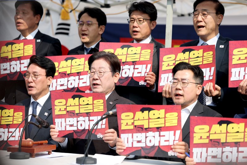 [서울=뉴시스] 김진아 기자 = 더불어민주당 이재명 대표, 박찬대 원내대표를 비롯한 의원들이 2일 서울 종로구 광화문에 마련된 천막당사에서 열린 최고위원회의에서 구호를 외치고 있다. 2025.04.02. bluesoda@newsis.com