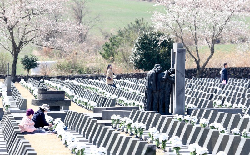 [제주=뉴시스] 우장호 기자 = 제77주년 4·3희생자 추념일을 하루 앞둔 2일 오전 제주시 봉개동 제주4·3평화공원 행방불명인 묘역에 참배객의 발걸음이 이어지고 있다. 2025.04.02. woo1223@newsis.com