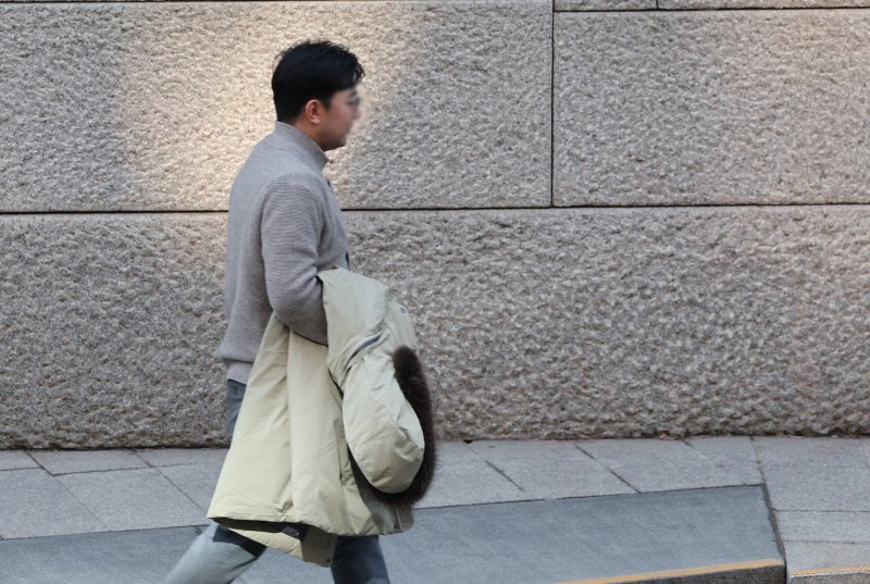 한 시민이 외투를 손에 든 채 이동하고 있다. (사진은 기사 내용과 무관함) / 뉴스1 ⓒ News1