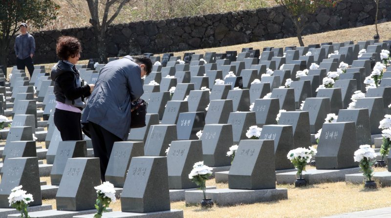 제77주년 4·3희생자 추념일을 하루 앞둔 2일 오후 제주시 봉개동 제주4·3평화공원 행방불명인 묘역을 찾은 유족이 참배하고 있다. 2025.4.2/뉴스1 ⓒ News1 오현지 기자