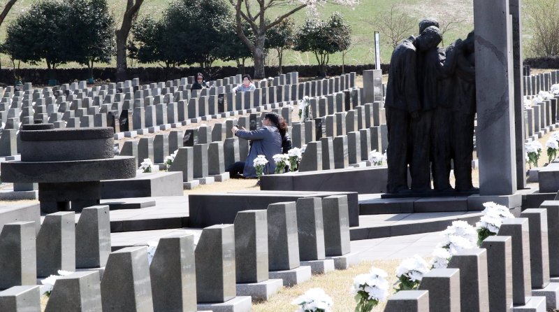 제77주년 4·3희생자 추념일을 하루 앞둔 2일 오후 제주시 봉개동 제주4·3평화공원 행방불명인 묘역을 찾은 유족이 참배하고 있다. 2025.4.2/뉴스1 ⓒ News1 오현지 기자