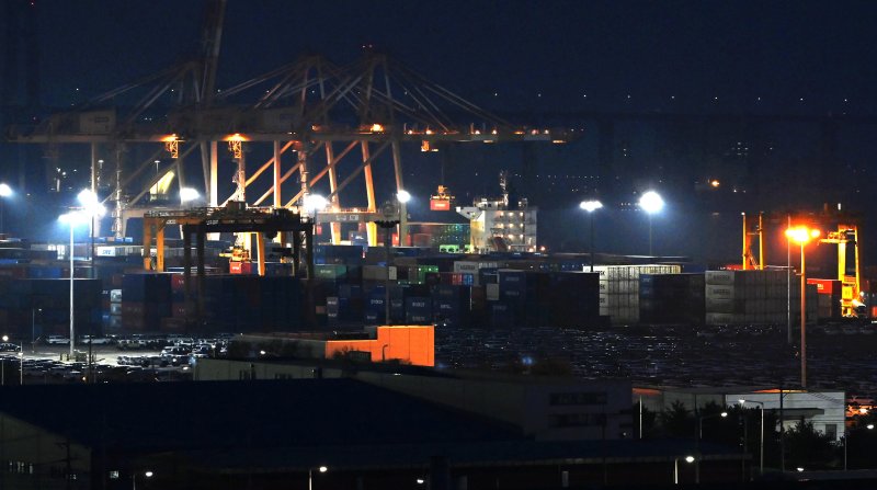 [평택=뉴시스] 김종택 기자 = 도널드 트럼프 미국 대통령이 전 세계 국가들을 대상으로 시행하기로 한 '상호관세' 발표 전날인 2일 오후 경기도 평택시 포승읍 평택항 수출 야적장에 적막감이 감도는 모습. 2025.04.02. jtk@newsis.com