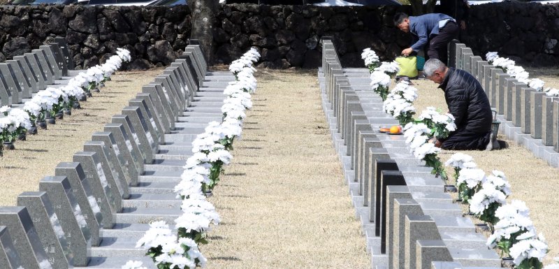 제77주년 4·3희생자 추념일을 하루 앞둔 2일 오후 제주시 봉개동 제주4·3평화공원 행방불명인 묘역을 찾은 유족이 참배하고 있다. 2025.4.2/뉴스1 ⓒ News1 오현지 기자
