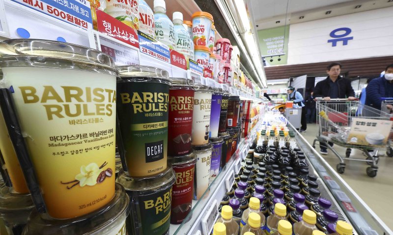 [서울=뉴시스] 김근수 기자 = 23일 서울 시내의 한 대형마트에서 매일유업 커피 제품이 판매되고 있다. 매일유업은 다음 달부터 제품 51종 가격을 평균 8.9% 올리기로 했다. 매일유업은 대형마트와 편의점 등 유통채널별로 인상 시점을 달리 적용할 예정이다. 커피음료 중 바리스타 룰스(250㎖) 가격은 3.6% 인상된다. 허쉬드링크 초콜릿(190㎖)은 11.8% 오른다. 2025.03.23. ks@newsis.com