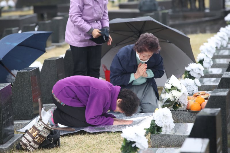 작년 4월3일 제76주년 4·3희생자 추념식 봉행에 앞서 제주시 봉개동 제주4·3평화공원 행방불명인 묘역에서 유족들이 희생자의 넋을 기리고 있다.(제주도사진기자회) 2024.4.3/뉴스1 ⓒ News1 오현지 기자