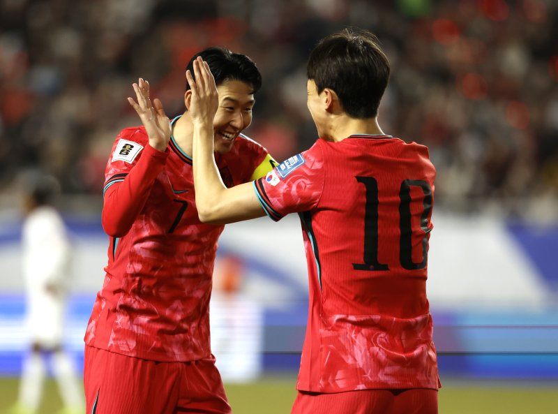 [수원=뉴시스] 정병혁 기자 = 지난달 25일 경기 수원시 수원월드컵경기장에서 열린 2026 국제축구연맹(FIFA) 북중미 월드컵 아시아 지역 3차 예선 B조 8차전 대한민국과 요르단의 경기, 대한민국 이재성이 골을 넣은 뒤 손흥민과 기뻐하고 있다. 2025.03.25. jhope@newsis.com
