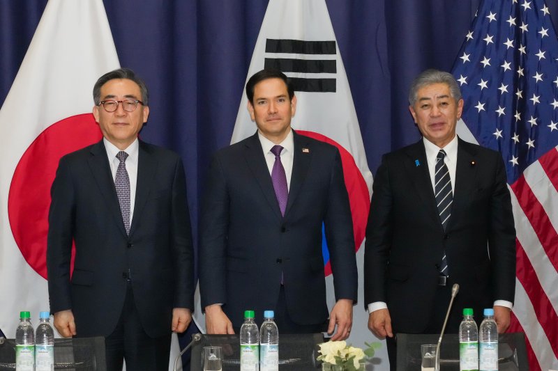 조태열 외교부 장관(왼쪽 첫번째), 마코 루비오 미국 외교장관(가운데), 이와야 다케시 일본 외무상.(외교부 제공. 재판매 및 DB 금지) /뉴스1