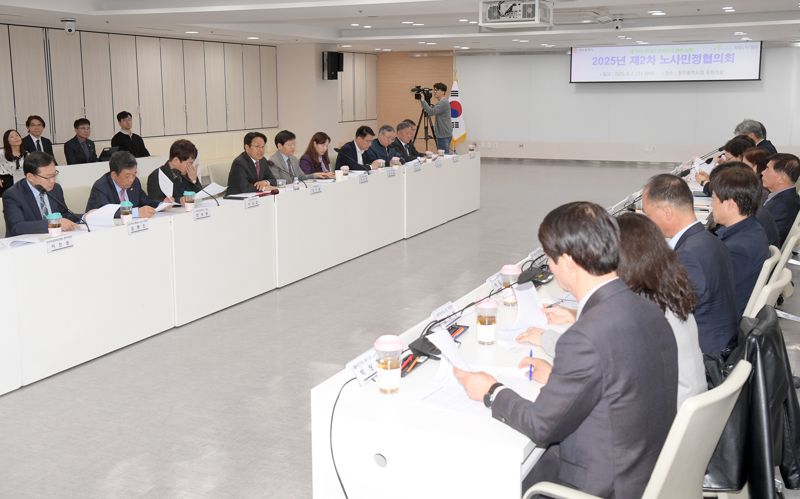 광주광역시 노사민정협의회가 2일 시청 중회의실에서 '2025년 제2차 노사민정협의회'를 열어 '광주글로벌모터스(GGM) 갈등 해결을 위한 조정·중재안'을 권고하고 있다. 광주광역시 제공