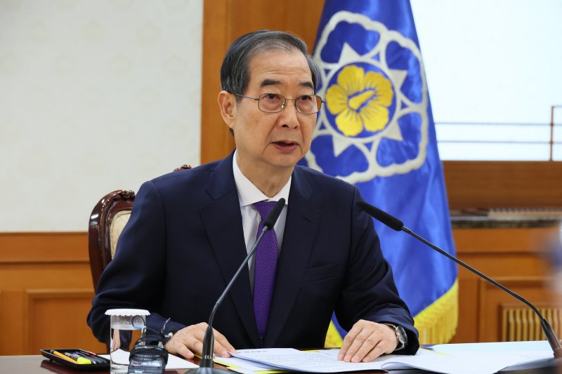 한덕수 대통령 권한대행 국무총리가 2일 서울 종로구 정부서울청사에서 열린 윤석열 대통령 탄핵심판 선고일 대비 치안관계장관회의에서 발언을 하고 있다. (총리실 제공, 재판매 및 DB 금지) 2025.4.2/뉴스1 ⓒ News1 임세영 기자