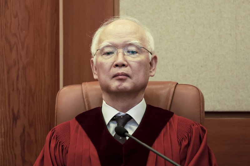 정형식 헌법재판관이 3월 27일 서울 종로구 헌법재판소에서 열린 3월 헌법소원 심판 등 일반 사건 선고에 참석해 자리하고 있다. (공동취재) 2025.3.27/뉴스1 ⓒ News1 김성진 기자