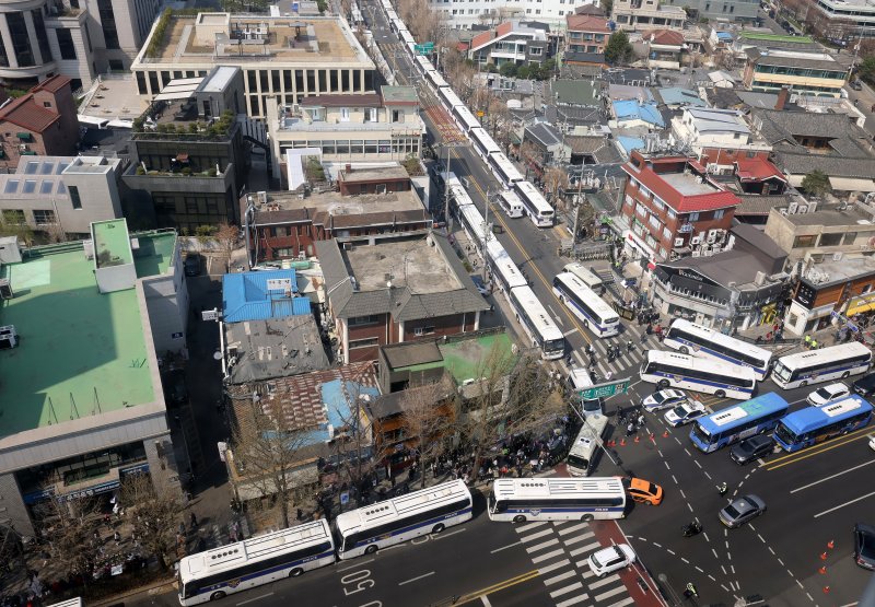 윤석열 대통령에 대한 탄핵 심판 선고일이 결정된 1일 서울 종로구 헌법재판소 인근에 경찰 차벽이 세워져 있다. 헌법재판소는 오는 4일 오전 11시 헌재 대심판정에서 윤 대통령에 대한 탄핵 심판 선고기일을 연다. 2025.4.1/뉴스1 ⓒ News1 이동해 기자