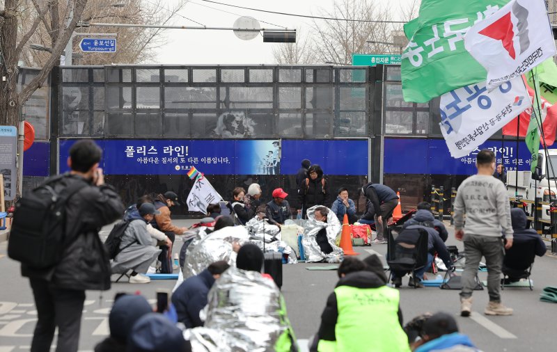 헌법재판소의 윤석열 대통령 탄핵심판 선고를 이틀 앞둔 2일 오후 서울 종로구 안국역 일대에서 헌법재판소로 향하는 도로에 대형 폴리스라인이 설치돼 있다. 2025.4.2/뉴스1 ⓒ News1 장수영 기자