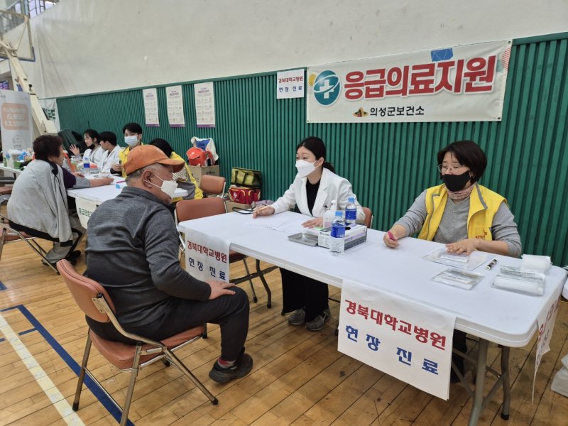 [안동=뉴시스] 지난 2일 경북대병원 의료진이 의성체육관에서 이재민들을 진료하고 있다. (사진=경북도 제공) 2025.04.02. photo@newsis.com *재판매 및 DB 금지