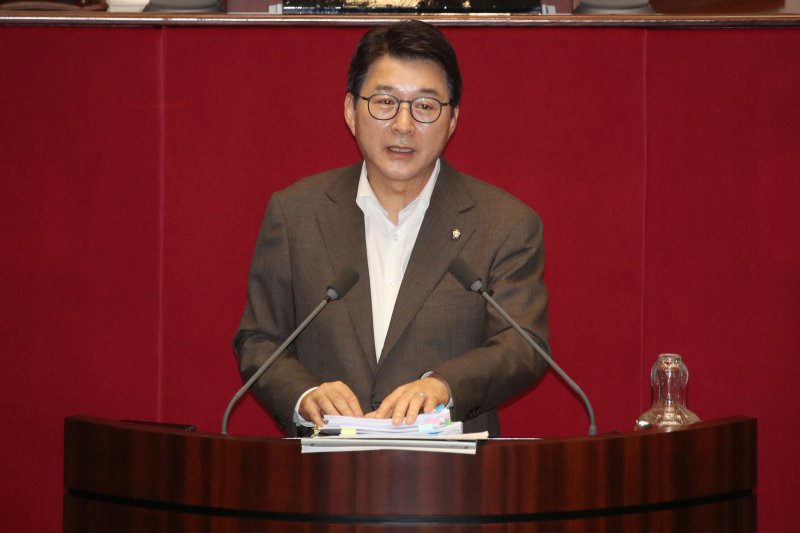 신동욱 국민의힘 의원이 26일 오후 서울 여의도 국회에서 열린 본회의에서 방송법 일부개정법률안(대안)에 대한 무제한토론(필리버스터)을 하고 있다.2024.7.26/뉴스1 ⓒ News1 이광호 기자
