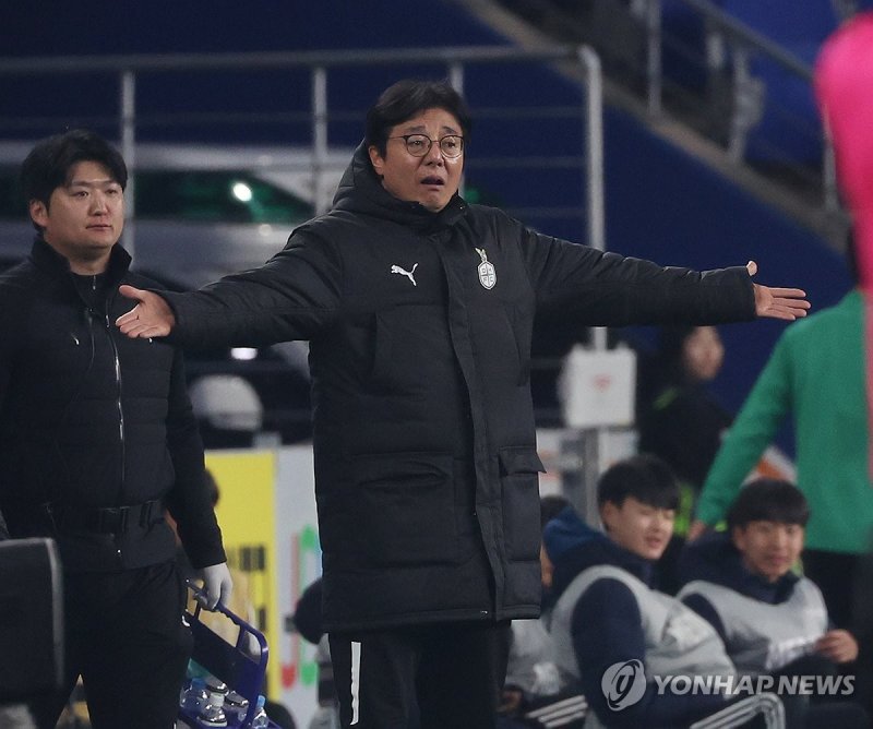 황선홍 감독, 판정에 불만 (출처=연합뉴스)