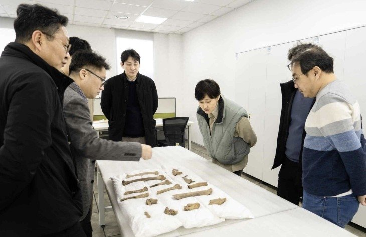 곰 뼈를 살펴보는 관계자들 (출처=연합뉴스)