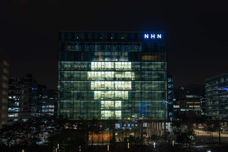 [서울=뉴시스] NHN은 지난 2일 제18회 세계 자폐인의 날을 맞아 경기 성남시 판교 사옥 플레이뮤지엄의 외관을 활용해 주변 이웃에 대한 관심과 연대의 불빛을 구현하는 '블루라이트 캠페인'에 참여했다고 3일 밝혔다. (사진=NHN 제공) *재판매 및 DB 금지