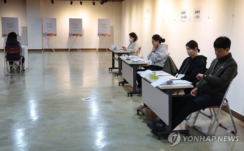 부산시교육감 재선거, 한산한 투표소 (출처=연합뉴스)