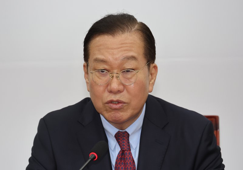 與 "野, 탄핵선고 불복 선언 이어져…승복선언 강력 촉구"