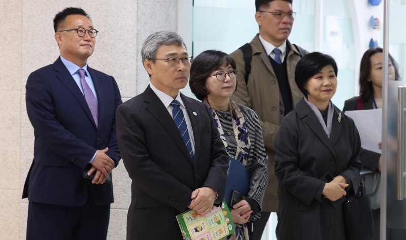 [서울=뉴시스] 추상철 기자 = 정근식 서울시교육감이 지난달 27일 오전 서울 관악구 당곡고등학교에서 열린 '고교학점제, 지금 현장은'에서 스마트콘텐츠 실무 수업을 참관하고 있는 모습. 2025.03.30. scchoo@newsis.com