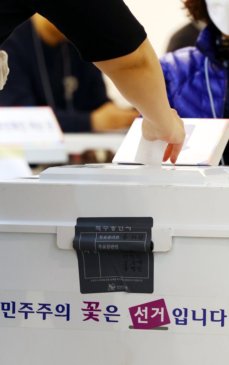 [서울=뉴시스] 박주성 기자 = 4·2 재보궐 선거가 실시된 2일 구로구청장 보궐선거 투표소인 서울 구로제5동 제3투표소에서 한 유권자가 투표하고 있다. 2025.04.02. park7691@newsis.com
