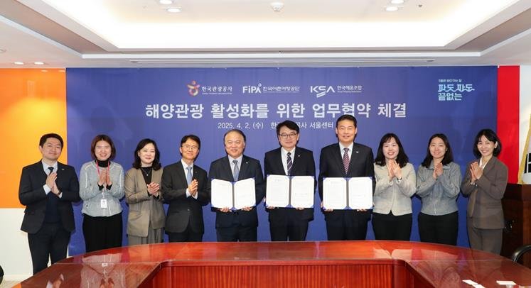 [서울=뉴시스] 2024 CJ대한통운 건설부문 우수협력사 시상식에서 우수협력사 대표들과 CJ대한통운 건설부문 민영학 대표이사(맨 오른쪽)가 기념 촬영을 하고 있다.