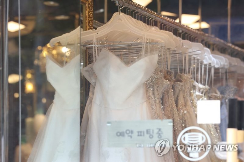 '웨딩드레스 피팅 중' (출처=연합뉴스)