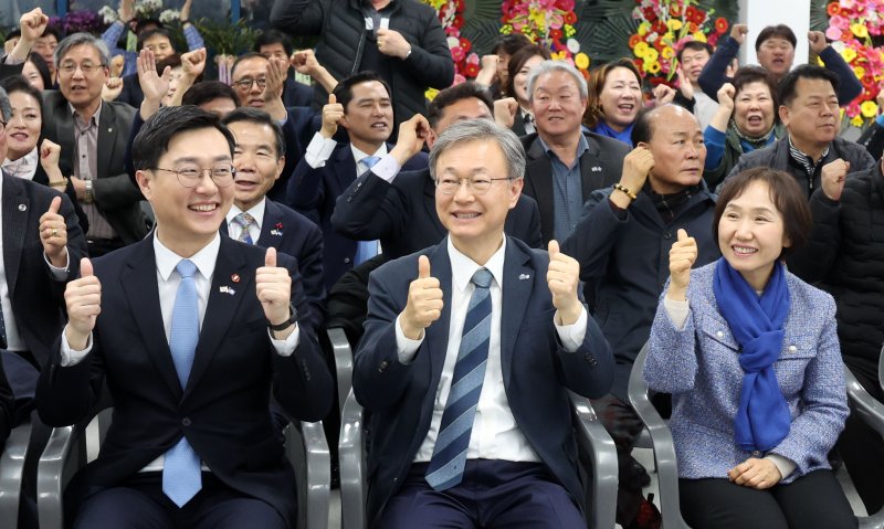 [서울=뉴시스] 김선웅 기자 = 구로구청장 보궐선거에 출마한 장인홍 더불어민주당 후보가 2일 서울 구로구 소재 선거캠프에서 당선이 확실시 되자 기뻐하고 있다. 2025.04.02. mangusta@newsis.com
