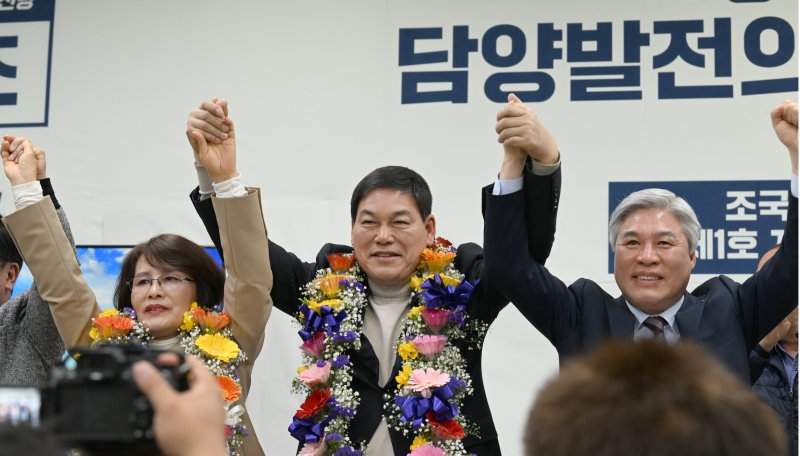 [담양=뉴시스] 김혜인 기자 = = 4·2 전남 담양군수 재선거에 당선된 정철원(사진의 가운데) 조국혁신당 당선인이 2일 오후 전남 담양군에 위치한 자신의 선거 사무소에서 당선 직후 기뻐하고 있다. 2025.04.02. hyein0342@newsis.com