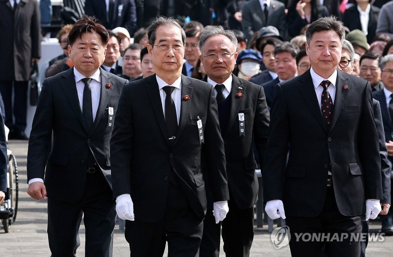 4·3 희생자 추모 제단 향하는 한덕수 권한대행 (출처=연합뉴스)