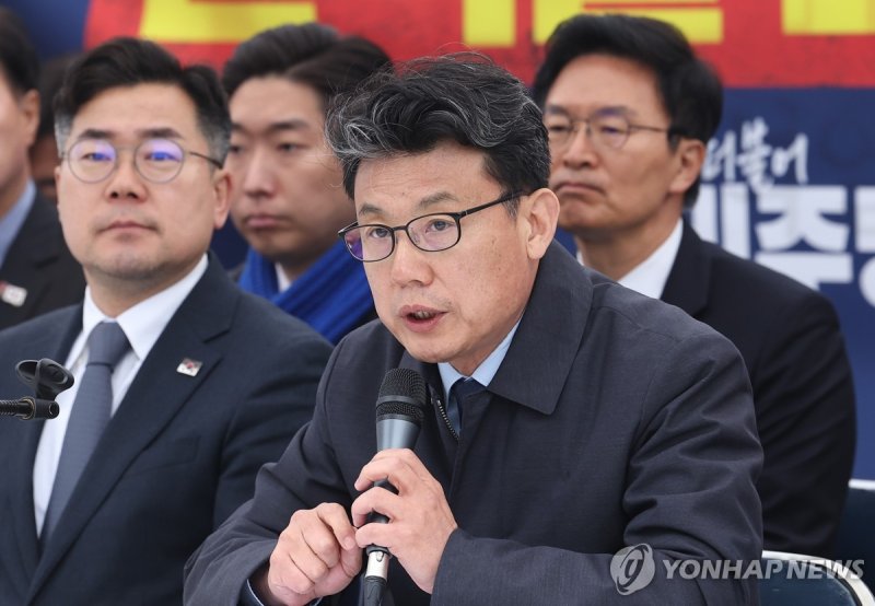 발언하는 진성준 정책위의장 (출처=연합뉴스)