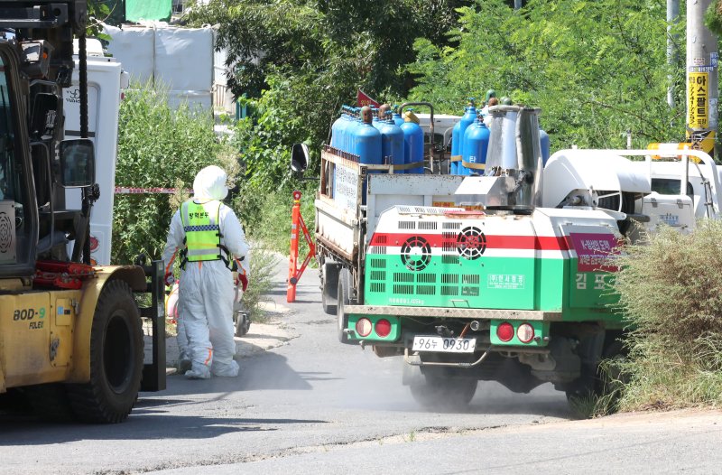 [김포=뉴시스] 전진환 기자 = 지난 8월 31일 오전 아프리카돼지열병(ASF)이 발생한 경기도 김포시 소재 한 양돈농장 입구에서 방역차량이 방역을 하고 있는 모습. 2024.08.31. amin2@newsis.com