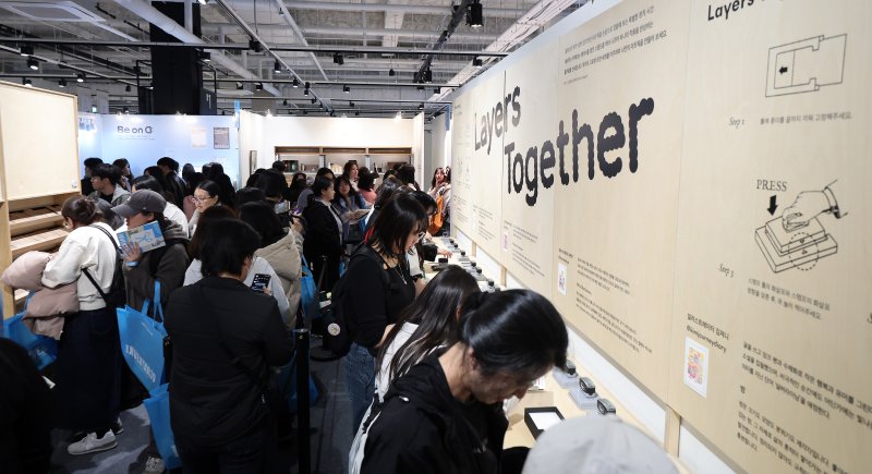 2일 서울 강남구 코엑스 더플라츠에서 열린 인벤타리오(INVENTARIO): 2025 문구 페어를 찾은 관람객들이 다양한 문구제품을 둘러보고 있다. 이번 전시회는 취향 셀렉트숍 29CM(이십구센티미터)가 선보이는 첫 번째 오프라인 문구 브랜드 페어다. 2025.4.2/뉴스1 ⓒ News1 박지혜 기자
