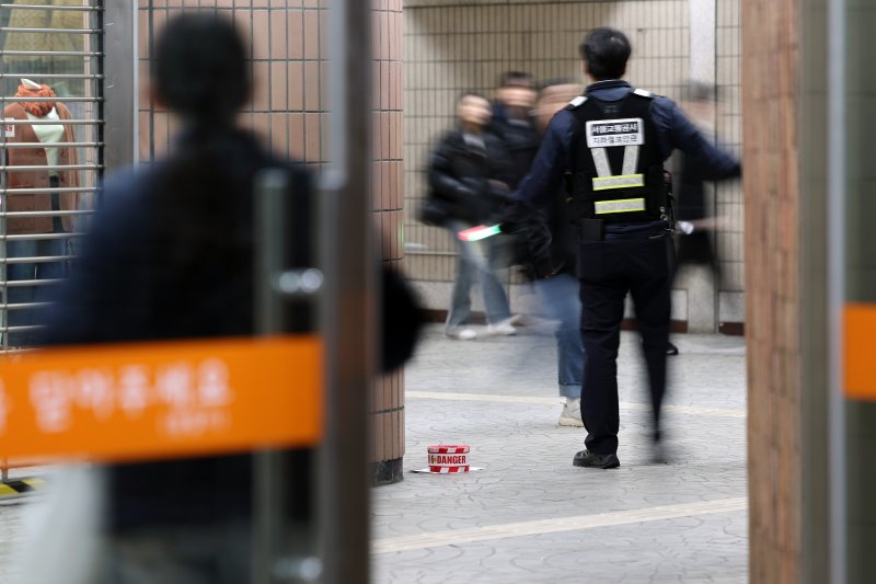 윤석열 대통령에 대한 탄핵 심판 선고일이 결정된 1일 오후 서울 종로구 헌법재판소 인근 지하철3호선 안국역이 부분통제 되고 있다. 이날 낮 12시부터 안국역 1·2·3·4번 출구가 폐쇄된 상태이며 5·6번 출구를 통해 통행 가능하다. 선고 당일인 4일에는 첫 차부터 역을 폐쇄한 뒤 무정차 운행할 예정이다. 2025.4.1/뉴스1 ⓒ News1 이동해 기자