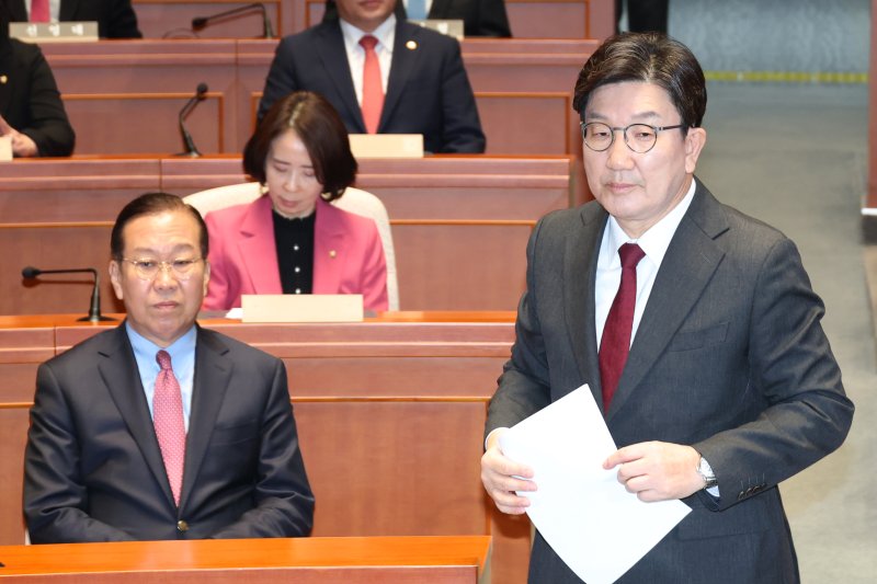 권성동 국민의힘 원내대표가 2일 오전 서울 여의도 국회에서 열린 의원총회에서 발언대로 향하고 있다. 왼쪽은 권영세 비대위원장. 2025.4.2/뉴스1 ⓒ News1 이광호 기자