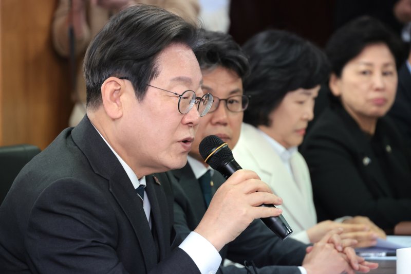 더불어민주당 이재명 대표가 2일 서울 여의도에서 열린 소상공인연합회 민생경제 현장 간담회에서 모두발언을 하고 있다. 2025.4.2/뉴스1 ⓒ News1 국회사진취재단
