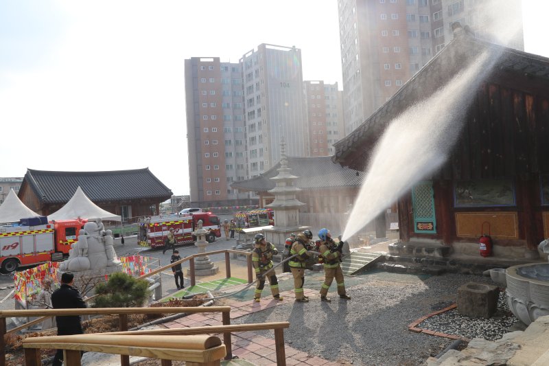 [수원=뉴시스] 경기소방 사찰화재 훈련 모습. (사진=경기도소방재난본부 제공) 2025.4.3. photo@newsis.com *재판매 및 DB 금지