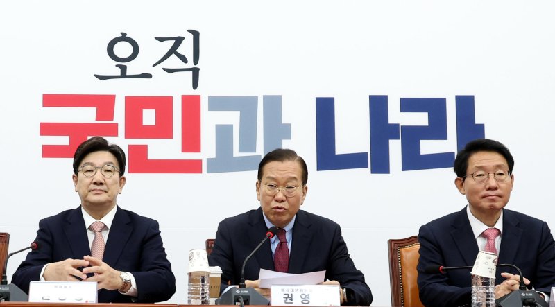 [서울=뉴시스] 조성봉 기자 = 권영세 국민의힘 비상대책위원장이 3일 오전 서울 여의도 국회에서 열린 비상대책위원회의에서 발언을 하고 있다. 2025.04.03. suncho21@newsis.com