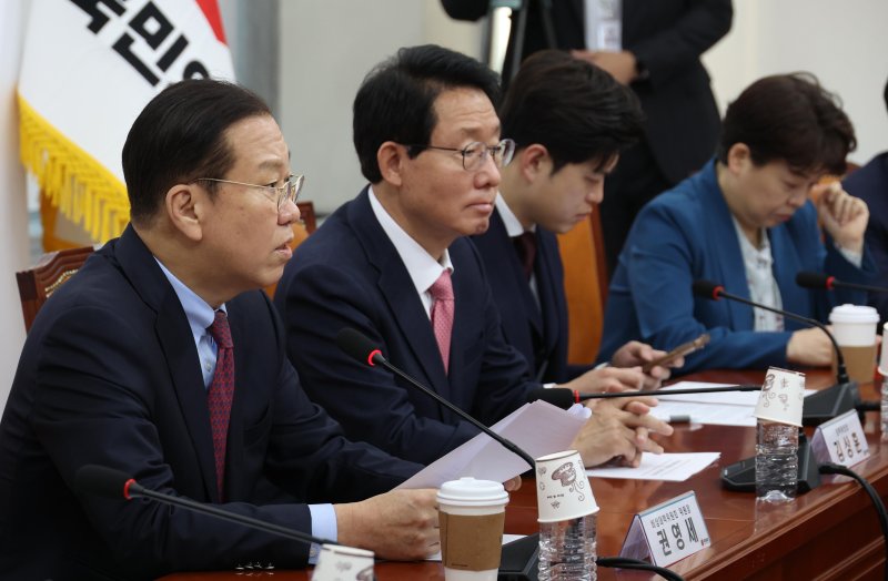[서울=뉴시스] 조성봉 기자 = 권영세 국민의힘 비상대책위원장이 3일 오전 서울 여의도 국회에서 열린 비상대책위원회의에서 발언을 하고 있다. 2025.04.03. suncho21@newsis.com