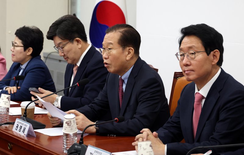 [서울=뉴시스] 조성봉 기자 = 권영세 국민의힘 비상대책위원장이 3일 오전 서울 여의도 국회에서 열린 비상대책위원회의에서 발언을 하고 있다. 2025.04.03. suncho21@newsis.com