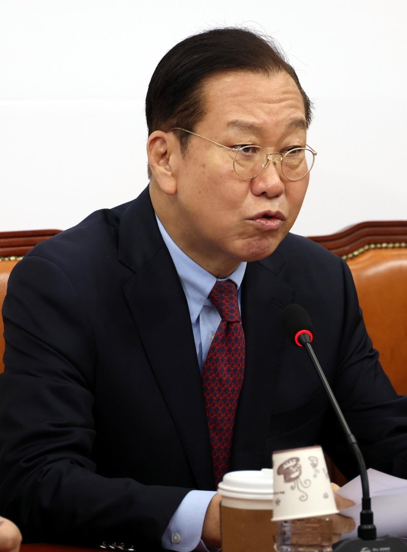 [서울=뉴시스] 조성봉 기자 = 권영세 국민의힘 비상대책위원장이 3일 오전 서울 여의도 국회에서 열린 비상대책위원회의에서 발언을 하고 있다. 2025.04.03. suncho21@newsis.com
