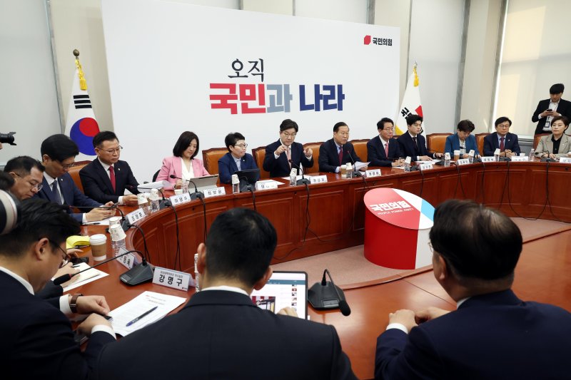 [서울=뉴시스] 조성봉 기자 = 권영세 국민의힘 비상대책위원장이 3일 오전 서울 여의도 국회에서 열린 비상대책위원회의에서 발언을 하고 있다. 2025.04.03. suncho21@newsis.com