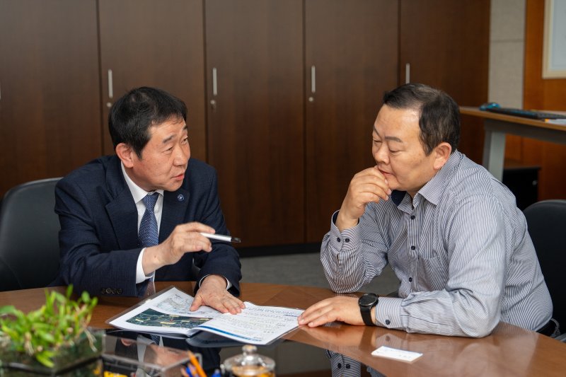 이재영 충북 증평군수가 3일 국가철도공단을 방문해 임종일 부이사장과 지역 철도 현안을 논의했다.(증평군 제공)/뉴스1