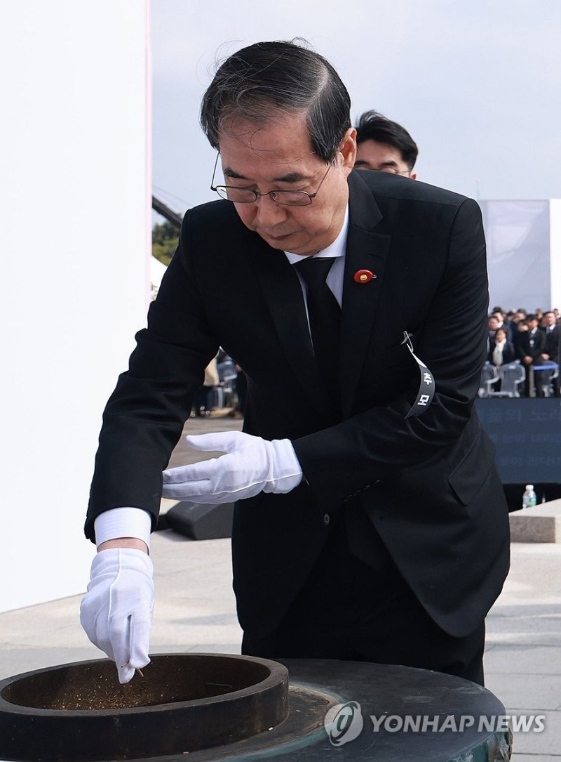 4·3 추념식 분향하는 한덕수 권한대행 (출처=연합뉴스)